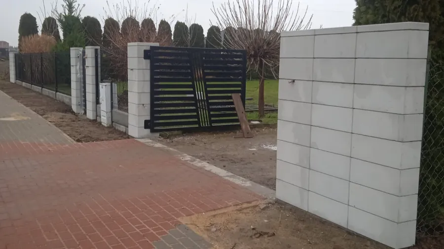 Brama wjazdowa z wypełnieniem poziomym z murowanymi słupkami – montaż New Time Wieluń